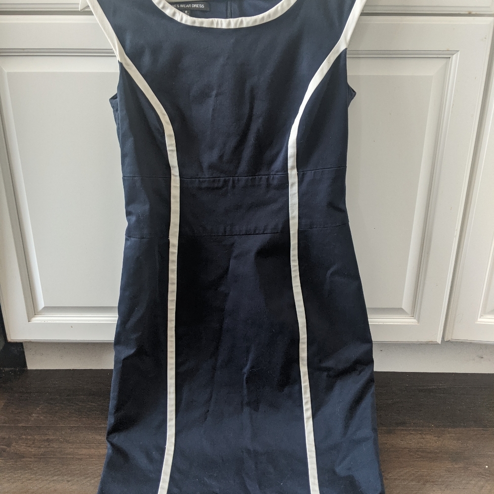 Pretty sheath pencil dress by Jones Wear size 6 blue